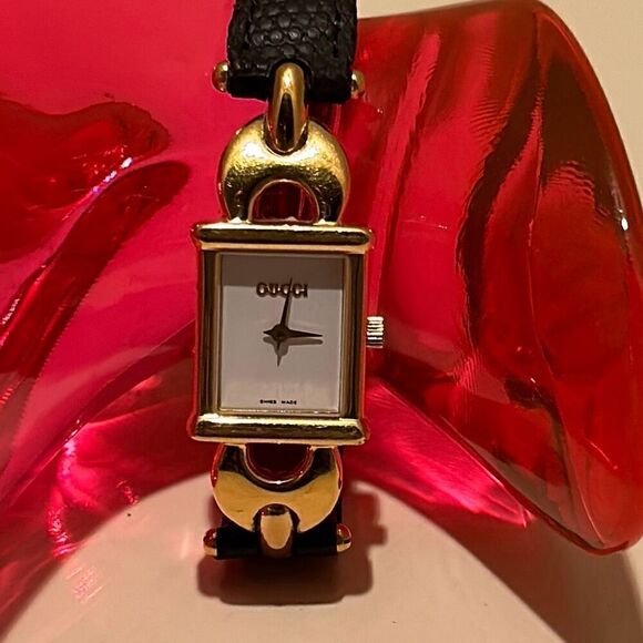 Gucci 1800L Gold Square Face Bracelet Wrist Watch Embossed Leather Band Classy - Picture 2 of 13